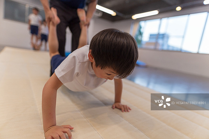 日本儿童体操学校图片素材