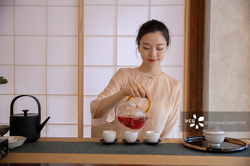 泡中国茶的女人图片素材