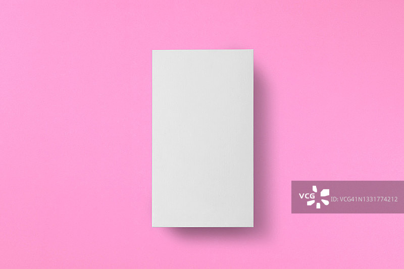 粉红色背景上的白色矩形盒子图片素材