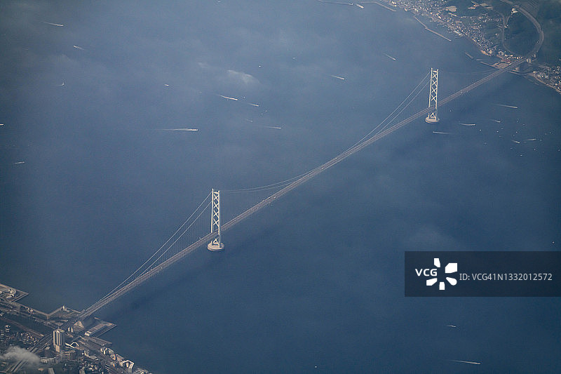 从飞机上俯瞰日本神户明石海峡大桥图片素材