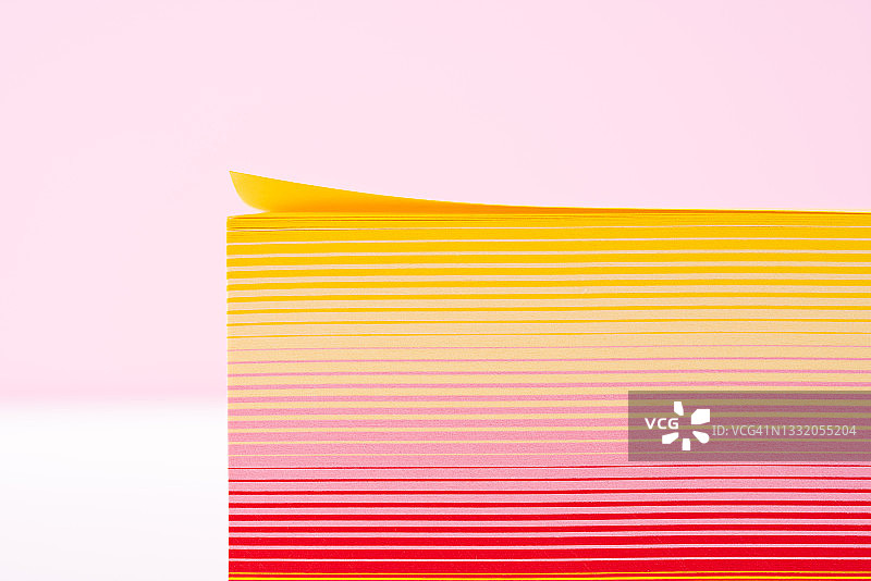 粉红色和黄色的纸与弯曲的角落图片素材