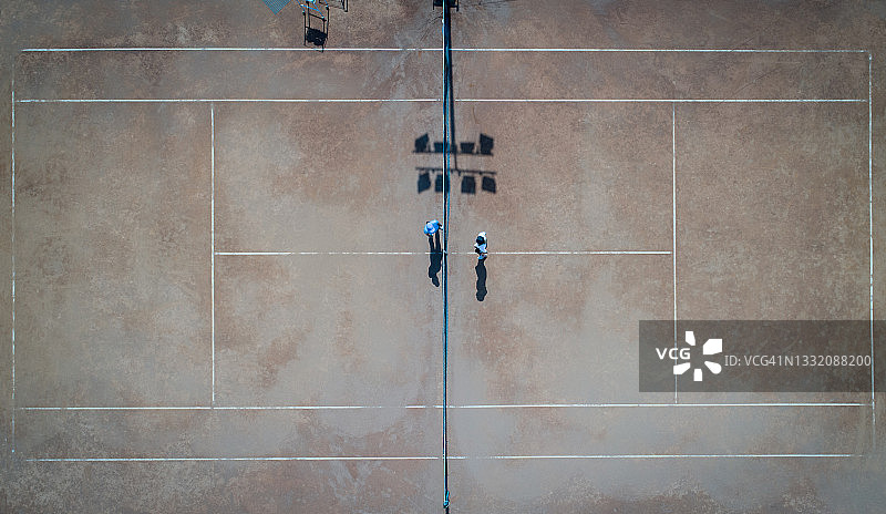 球员握手在网球比赛顶部视图图片素材
