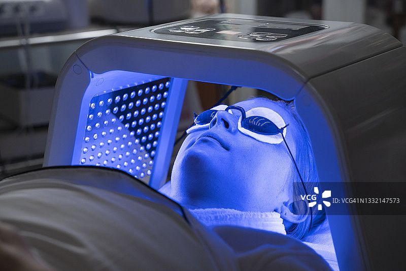 LED面膜再生治疗应用于一位年轻女性。图片素材