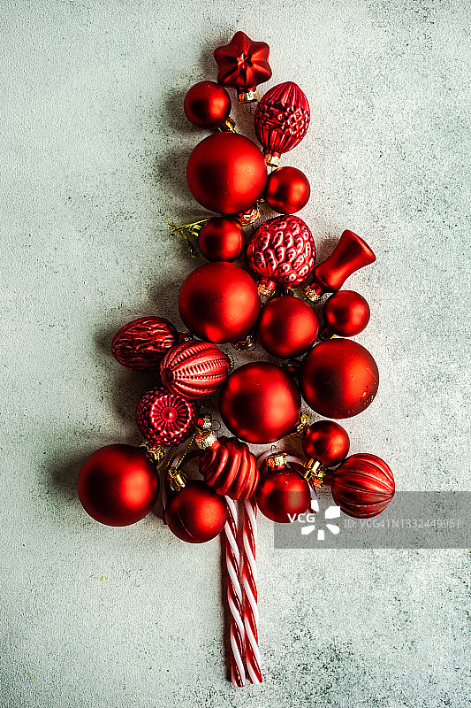 由红色圣诞小玩意和糖果棒制成的概念圣诞树图片素材