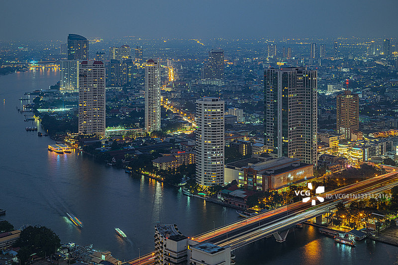 曼谷的天际线和夜晚的烟雾图片素材