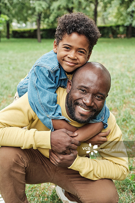 快乐的父亲和他的儿子图片素材