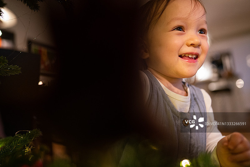 挪威维斯兰的一个快乐的女婴图片素材