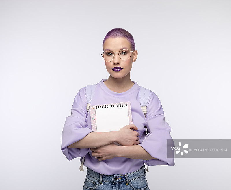 自信的女生，紫色短发图片素材