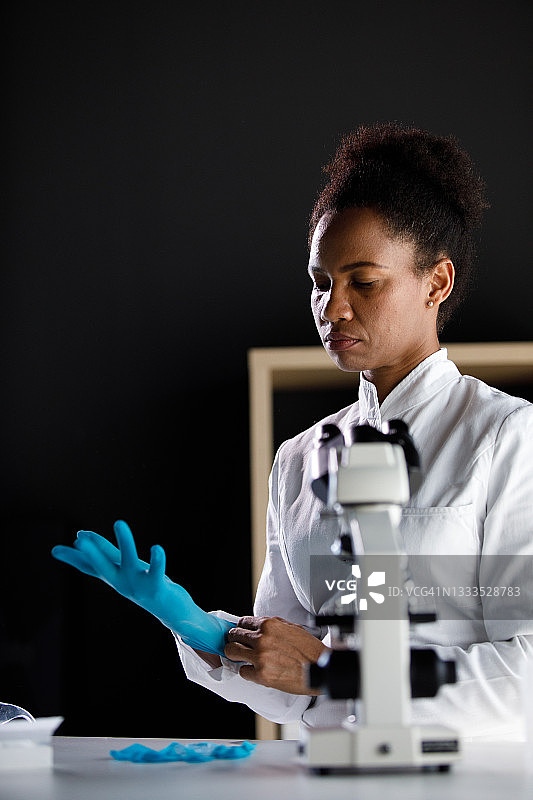 严肃的女科学家戴着手术手套图片素材