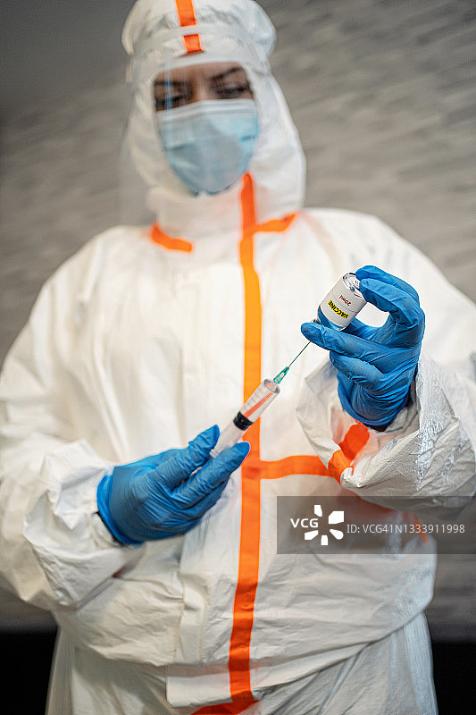 预防和治疗COVID-19的疫苗和注射器图片素材