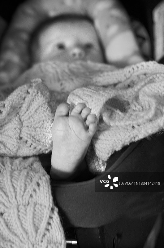 新生儿脚出毛毯图片素材