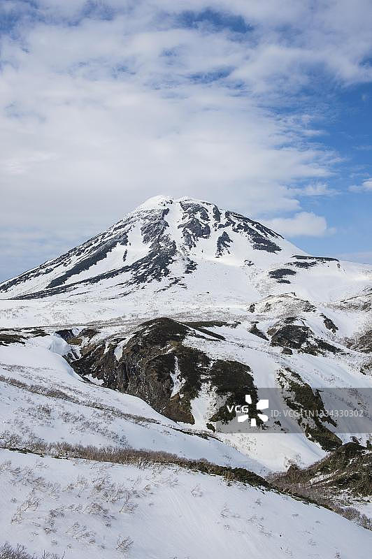 日本北海道，联合国教科文组织世界遗产知冬国家公园的雪山图片素材