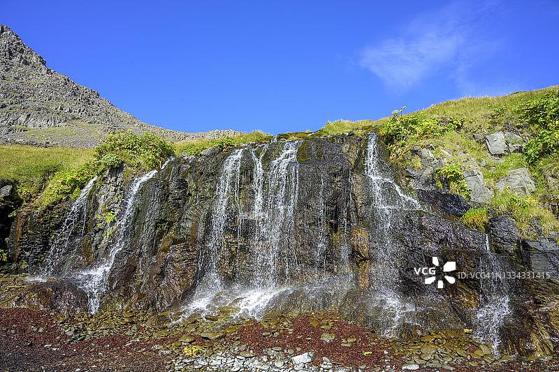 拥有宽阔瀑布的海湾，Raudasandur, Patreksfjoerdur, Vestfirdir，冰岛图片素材