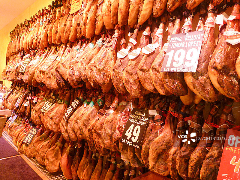 在西班牙巴塞罗那的市场上，有很多熏火腿的加工肉食品商店图片素材