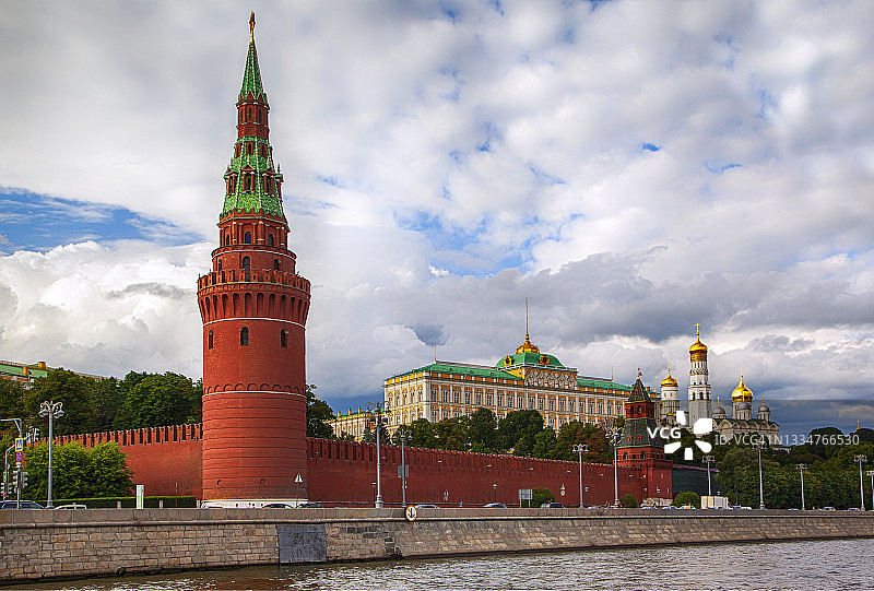 俄罗斯莫斯科——2021年7月23日:俄罗斯莫斯科，克里姆林宫，克里姆林宫河堤和莫斯科河。图片素材