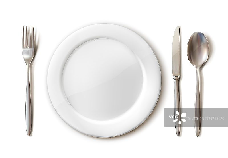 现实的餐具，白色的盘子，叉子，勺子和刀。孤立在白色背景上。图片素材