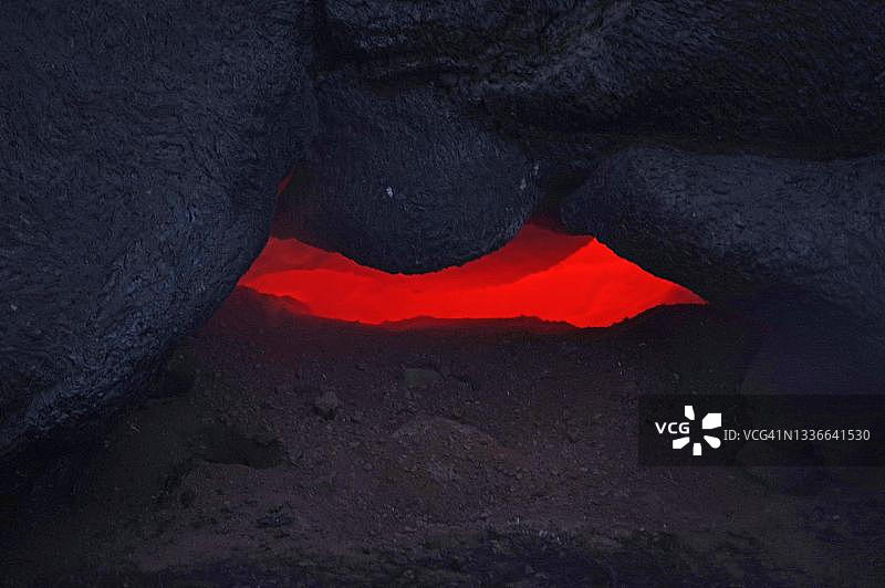 岩浆在冷却的岩浆下发光，Fagradalsfjall，火山，grindavvik, Reykjanes，冰岛图片素材