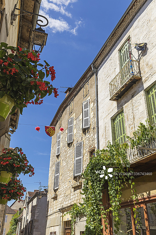 法国，Lot Department, Souillac，中世纪的百叶窗窗户的房子在历史小镇图片素材