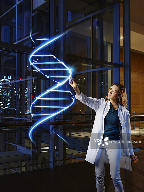 女医生光在医院的实验室绘制DNA图片素材
