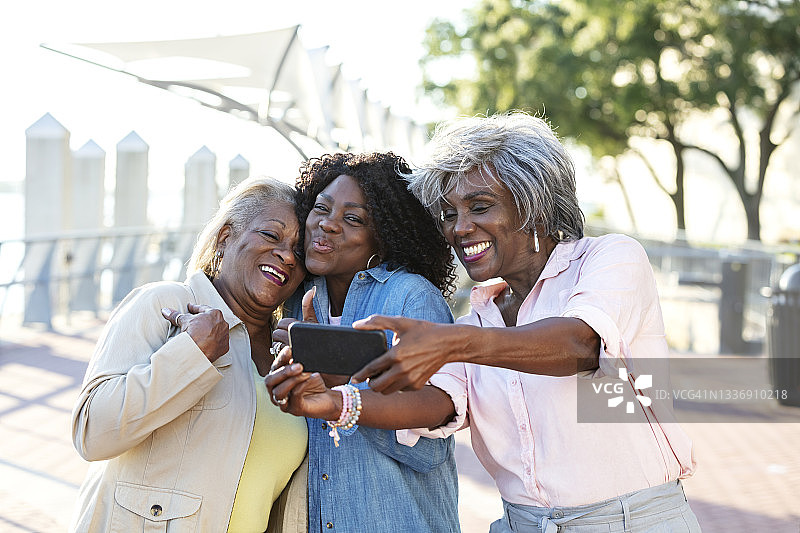 三名资深非裔美国女性在户外自拍图片素材