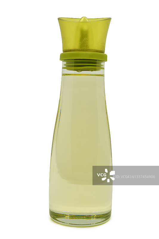 玻璃油瓶被隔离在白色背景上。玻璃罐里的葵花籽油图片素材