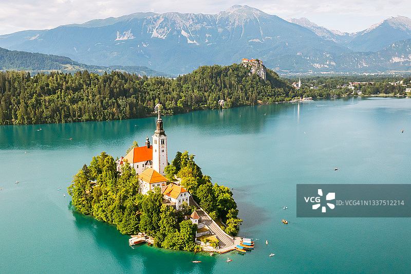 在斯洛文尼亚的朱利安阿尔卑斯山脉的背景上的岛屿上的圣母升天湖的全景图片素材