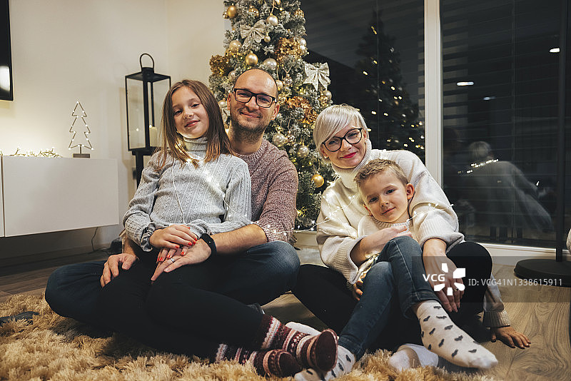 年轻的白种人家庭和两个孩子的圣诞肖像图片素材