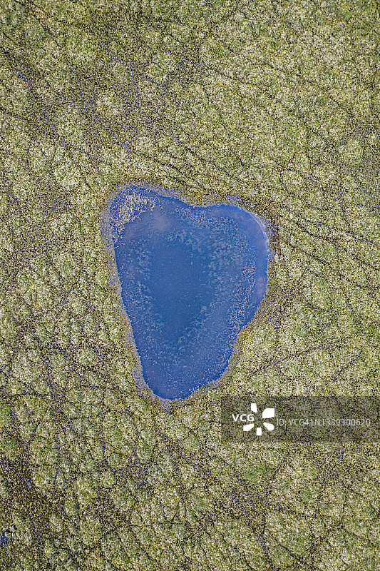 冰岛火山平原上的心形湖泊图片素材