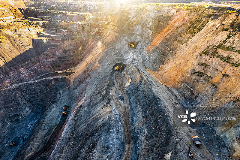露天铁矿及重型采矿设备鸟瞰图。图片素材