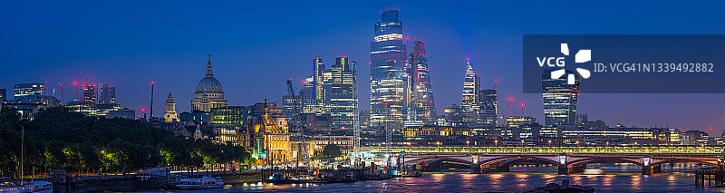 伦敦圣保罗大教堂的摩天大楼俯瞰泰晤士河的夜景图片素材