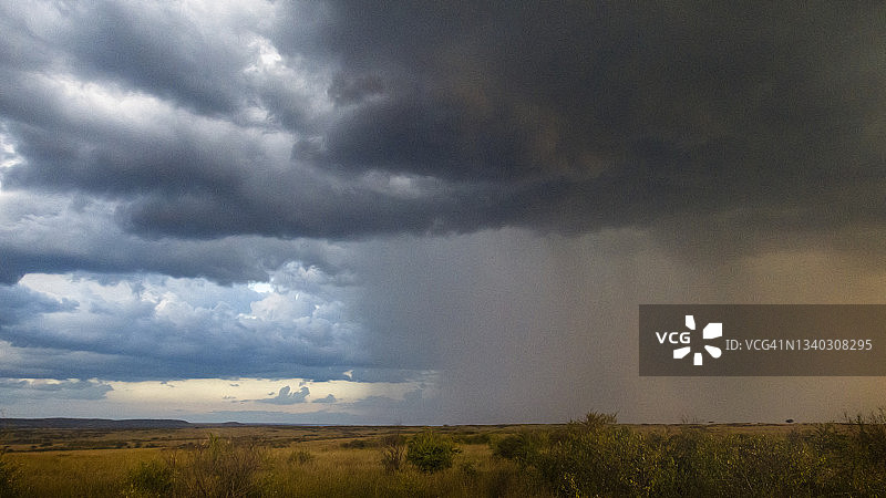 肯尼亚马赛马拉暴雨前的黑暗天空图片素材