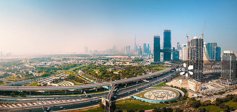 阿联酋E11高速公路上迪拜市中心的空中天际线图片素材