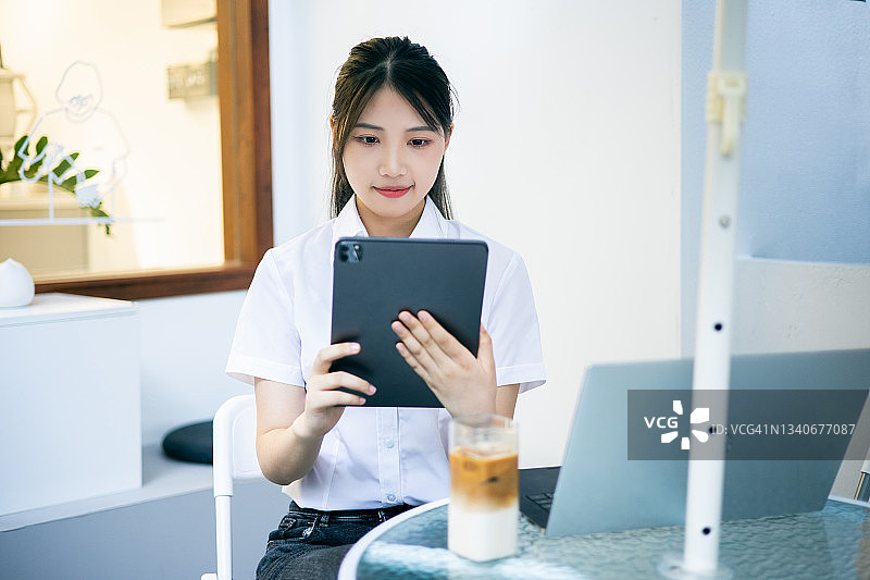 年轻的女商人与数字平板电脑图片素材