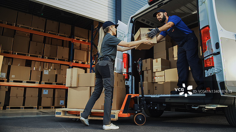 物流配送仓库外:不同的工作人员使用手动卡车装载运送货车与纸箱，在线订单，电子商务采购。图片素材