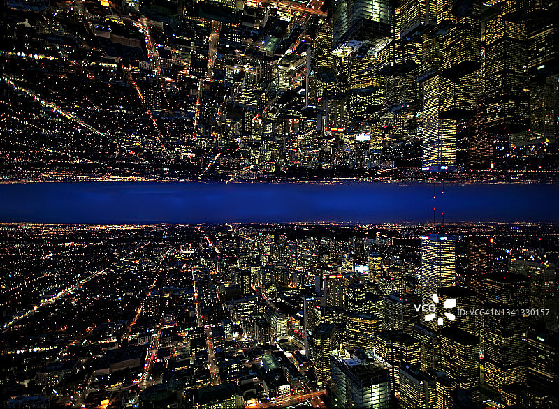 加拿大多伦多的高层塔楼上翻覆的夜晚地平线反射图像图片素材