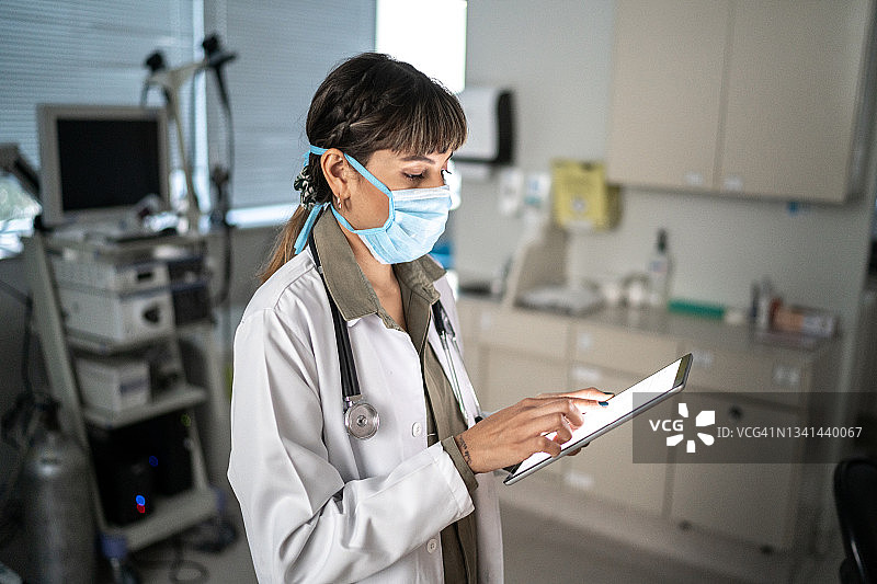 医疗保健女工作者在医院使用数字平板电脑图片素材