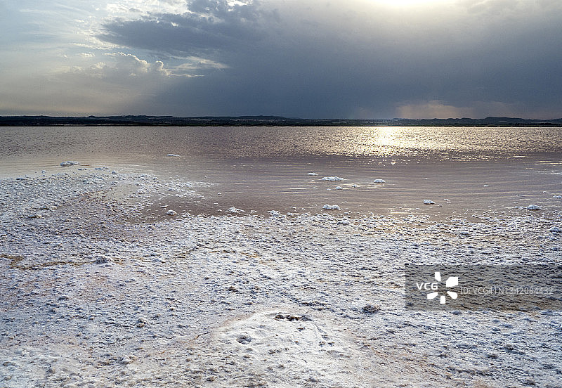 在咸水湖岸边形成的矿物盐。图片素材