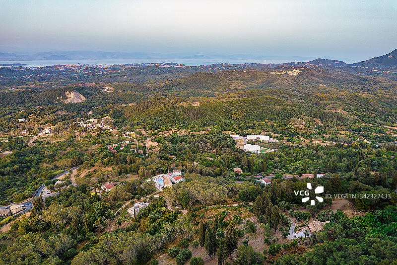 希腊科孚岛中部的日落乡村景观。图片素材