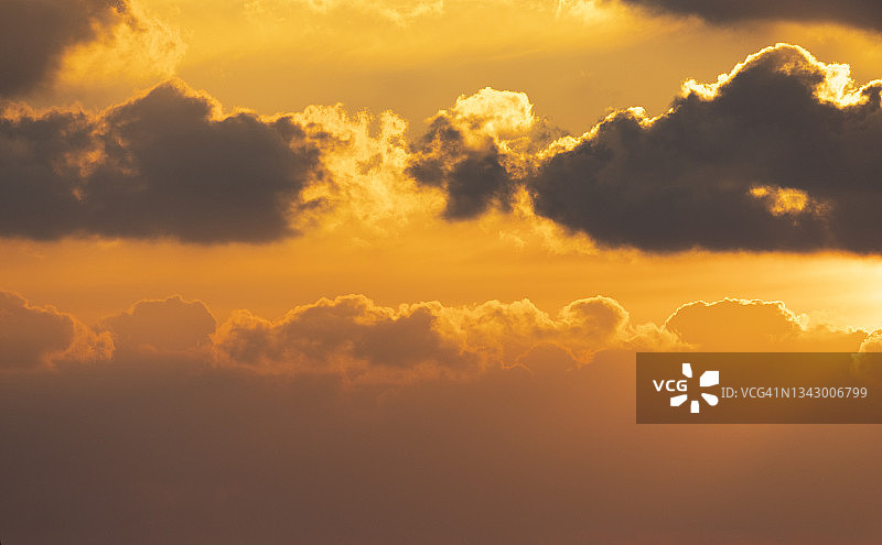 戏剧性的日出天空:太阳和云彩图片素材
