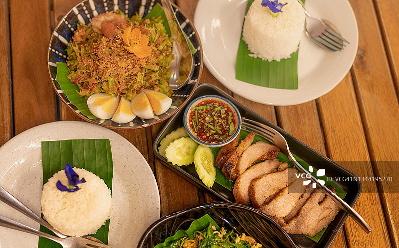 从上面可以看到不同的传统泰国菜。拍照分享并推荐给客户。图片素材