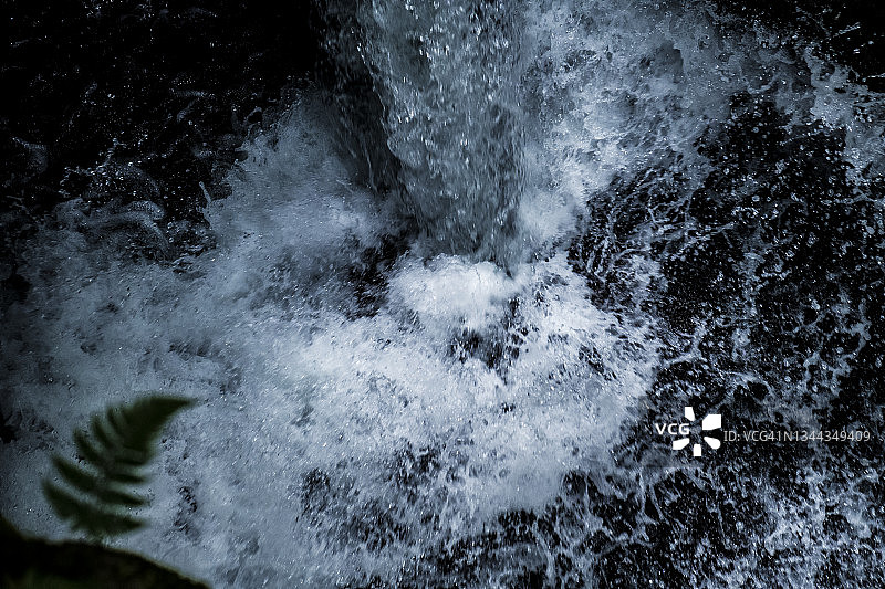 流动的山涧水。高速图片素材