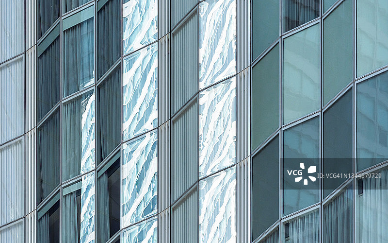 曼哈顿中城现代住宅大厦玻璃立面的扭曲反射图片素材