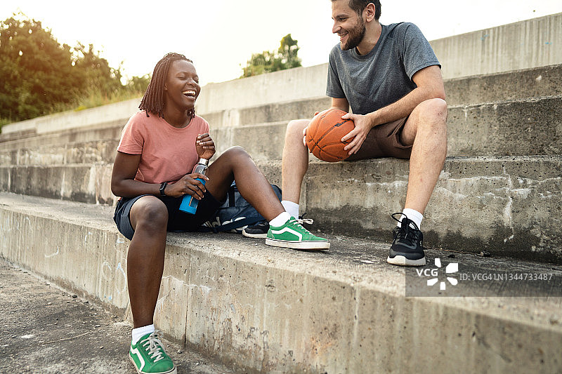 多种族的夫妇感觉如此清新和平静后的篮球比赛图片素材