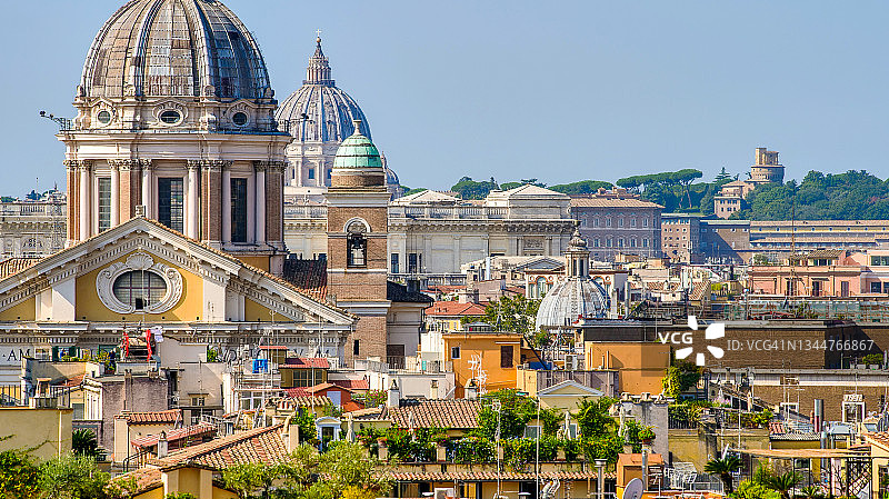 从Trinità dei Monti或西班牙台阶上俯瞰罗马屋顶的迷人景色图片素材