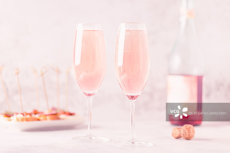 香槟或葡萄酒在玻璃杯在浅色背景图片素材