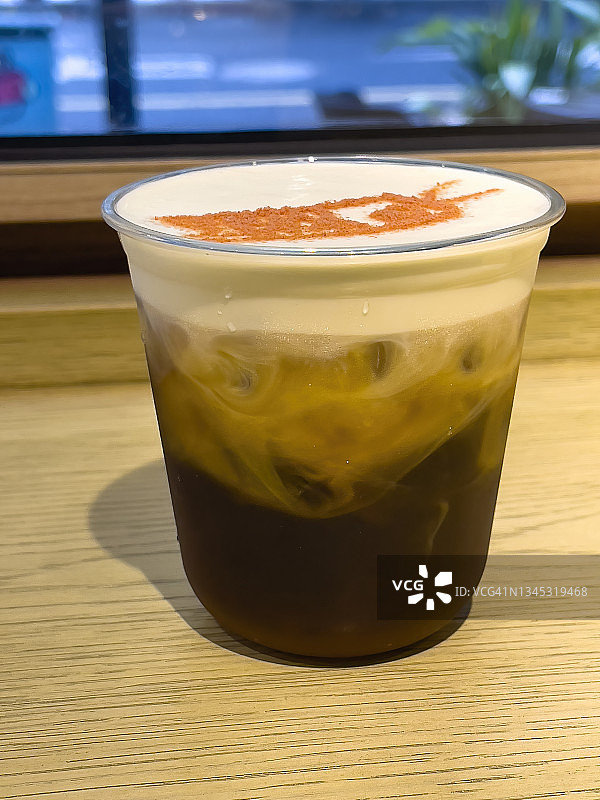 日本锦鲤图案冰咖啡图片素材