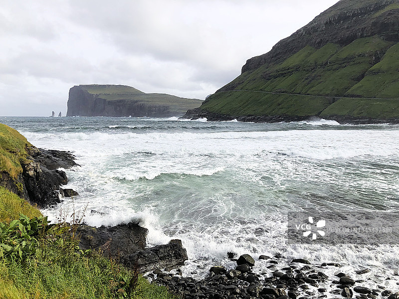 Tjørnuvík海滩上的波浪图片素材