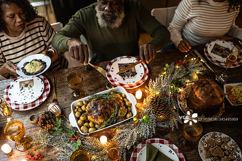 家人团聚在家里吃圣诞晚餐图片素材