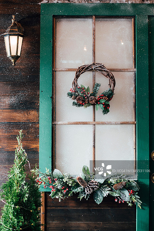 门廊与木门和门槛与圣诞节装饰。图片素材