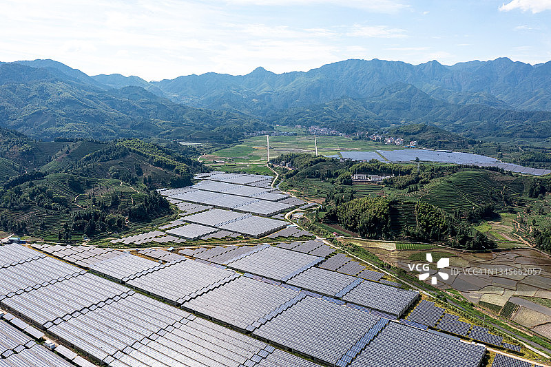 无人机拍摄的山谷中宏伟的太阳能发电厂图片素材